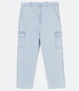 Pantalón de jean modelo baggy con bolsillos cargo laterales, cintura con trabillas y cierre frontal con botón y cremallera.