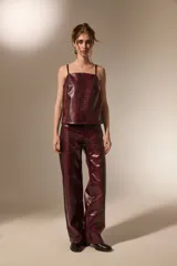 Top de breteles finos con escote recto, confeccionado en material sintético con textura de reptil y acabado brillante.