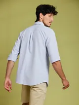 Camisa de vestir a rayas verticales azules y blancas, de corte regular fit y manga larga.