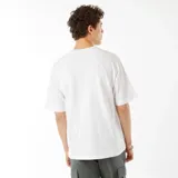 Camiseta blanca de manga corta raglán con estampado central con texto enmarcado.