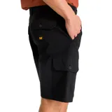 Short cargo color negro con bolsillos laterales utilitarios, bolsillos traseros con solapa y cierre de bragueta con cremallera y botón.