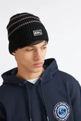 Gorro de lana negro tipo beanie con diseño acanalado, franjas horizontales en tonos marrones y grises en la parte superior, y parche con el logo de Quiksilver al frente.