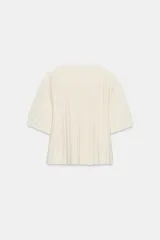 Top de punto rib color azul marino, con cuello redondo y manga corta abullonada.