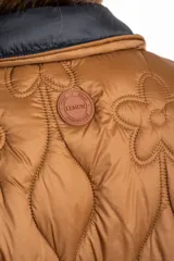 Campera capitoneada de color marrón con diseño de flores pespunteadas, cuello camisero en contraste oscuro y cierre frontal de cremallera.