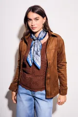 Camisa marrón de gamuza vegana, corte entallado, manga larga y cuello camisero.