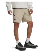 Shorts deportivos Under Armour modelo Unstoppable, confeccionados en tejido elástico y repelente al agua. Presentan cintura elástica con cordón interno, bolsillos laterales abiertos y un bolsillo con cierre en el lateral derecho. Incluye el logo de la marca estampado en la pierna.