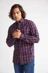 Camisa de manga larga con cuello clásico y cierre frontal abotonado. Presenta un estampado de cuadros en tonos azul marino y rojo. Confeccionada en algodón, cuenta con un corte slim fit y logo bordado en el pecho.