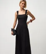 Vestido midi negro de algodón con escote cuadrado y breteles anchos. Presenta un corte recto y pinzas delanteras que añaden movimiento a la prenda.