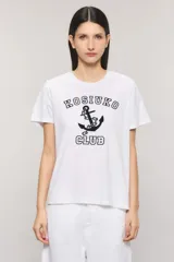 Remera Kosiuko Club de calce regular, color blanco, cuello redondo y mangas cortas. Cuenta con estampa frontal en técnica de flock con un ancla y la inscripción "Kosiuko Club".