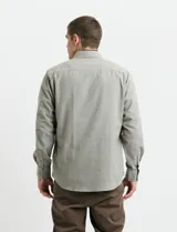 Camisa de franela lisa con cuello button-down, manga larga, bolsillo frontal y botones al tono.