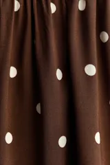 Vestido midi de viscosa color marrón con estampado de lunares blancos, breteles spaghetti ajustables, escote cuadrado y cuerpo fruncido entallado.