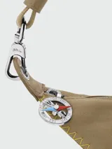 Cartera crossbody de diseño triangular, color verde oliva, con cierre superior y bolsillo frontal con solapa y botón a presión. Incluye correa ajustable para llevar cruzada.