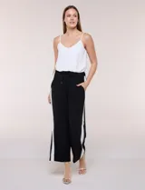 Pantalón pull on de calce fluido y relajado, color azul marino, de cintura alta elastizada con cordón ajustable, bolsillos diagonales y pierna de corte ancho.