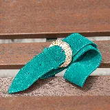 Cinto ancho de cuero color verde esmeralda con hebilla dorada con forma de media luna.