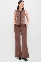 Pantalón de vestir de terciopelo con corte ligeramente acampanado, confeccionado en una mezcla de poliéster y elastano con textura suave.
