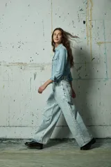 Jean de corte wide leg en color gris lavado, con diseño de tiro alto y cinco bolsillos.