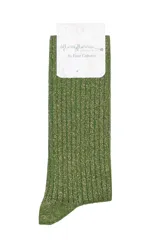Calcetines de caña alta con textura acanalada, confeccionados en tejido verde con destellos dorados de glitter.