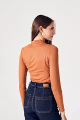 Polera fucsia de morley ecovero, corte ajustado y mangas largas.