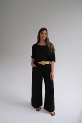 Pantalón de lino negro de corte recto y tiro medio, con cinturón de soga beige incluido.