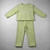 Pijama de dos piezas de tejido plush texturado con diseño de puntos en relieve, compuesto por un buzo de manga larga con cuello redondo y un pantalón largo de corte recto.