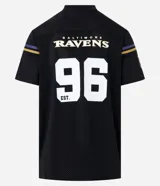 Remera deportiva negra de poliéster con tecnología Dry, cuello en V y manga corta. Estampado frontal con el número 96 y el logo de los Baltimore Ravens de la NFL.