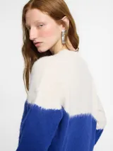 Sweater tejido en jersey con diseño a bloques de color blanco y azul.