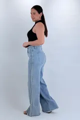 Pantalón wide leg de denim celeste claro, con costuras deflecadas y detalles deshilachados en la cintura y el remate de las piernas.