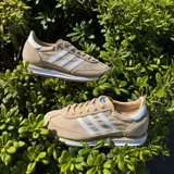 Championes Adidas modelo SL 72 RS, de diseño retro en tonos beige y tostado. Presentan las icónicas tres tiras laterales en color blanco, puntera reforzada y suela dentada de goma.