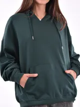 Buzo con capucha (hoodie) color gris melange, de corte holgado, con bolsillo canguro frontal y cordones ajustables en el cuello.