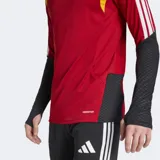 Buzo de entrenamiento de manga larga para hombre, color rojo, con cuello alto y cierre parcial frontal. Presenta detalles en amarillo en los hombros y tres franjas blancas de Adidas en las mangas. Las mangas inferiores son negras con textura. Lleva el escudo de la selección alemana de fútbol con cuatro estrellas en el pecho.