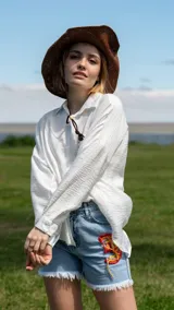 Short de jean celeste con bordado de arcoíris en el lateral.