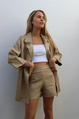 Short color beige de lino 100%.