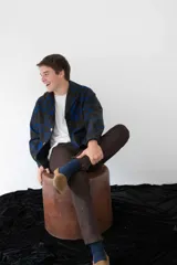 Cardigan de paño de lana con diseño de inspiración navajo en colores negro y azul. Presenta cuello smoking, cierre frontal con botones de guampa, bolsillos delanteros y puños con botón.