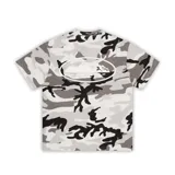 Camiseta de corte regular con estampado de camuflaje en tonos grises y blancos. Presenta un logo ovalado blanco con una imagen en el centro.
