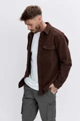 Pantalon cargo de corte recto en color gris oscuro, con bolsillos laterales tipo cargo con solapa y cierre frontal con botón y cremallera.
