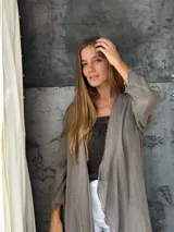 Saco de hilo color gris topo, de tejido calado y mangas 3/4.