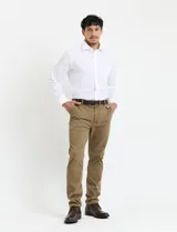 Pantalón clásico de corte recto en color tostado, con bolsillos laterales inclinados y bolsillos traseros de doble ribete.