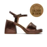 Sandalias de cuero color bronce, con plataforma y taco cuadrado. Tira delantera ancha y tira fina con hebilla al tobillo.