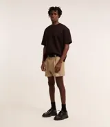 Remera de corte boxy con cuello redondo y mangas cortas, confeccionada en tejido de malla pesada con textura gomosa.