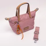 Bandolera rosada acolchada con diseño geométrico pespunteado, asas de mano en color tostado y correa ajustable desmontable. Cuenta con un bolsillo frontal con cierre y un llavero colgante de cordón naranja con cuentas decorativas.