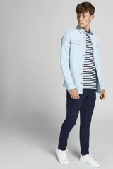 Pantalón chino azul marino con cierre de cremallera. Confeccionado en tela con elastano.