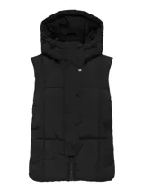 Chaleco puffer negro con capucha ajustable, cierre frontal combinado de cremallera y botones a presión, y diseño acolchado.