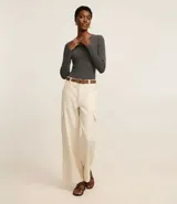 Blusa de manga larga con cuello redondo, confeccionada en tejido rib acanalado. Presenta un diseño ajustado al cuerpo y textura vertical en relieve.