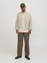 Campera bomber color beige, de manga larga, con cuello baseball y cierre frontal de cremallera.