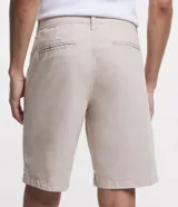 Bermuda de sarga color blanco, de corte recto y diseño básico con bolsillos laterales y traseros.