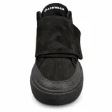 Zapatillas Airwalk modelo Stone Black, color negro, de diseño urbano y skater. Confeccionadas en gamuza y materiales resistentes, cuentan con una solapa con cierre de velcro que cubre los cordones y suela de goma texturizada con el logo de la marca en el lateral.