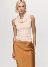 Falda midi de corte recto con acabado satinado y cintura elástica.