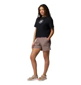 Remera de manga corta Columbia para mujer, de color negro y corte corto con ajuste moderno. Cuenta con cuello redondo con ribete acanalado y diseño gráfico circular con el logo de la marca en el centro del pecho.