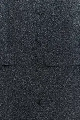 Vestido midi de cuello redondo y sin mangas, con diseño que simula un conjunto de dos piezas. Presenta cierre frontal con botones forrados y un cinturón integrado a tono que marca la cintura.