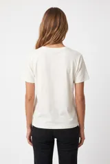 Remera color blanco off-white, de manga corta y corte clásico, con estampa frontal con la inscripción "Marga-Rita" y un pequeño vaso de cóctel.